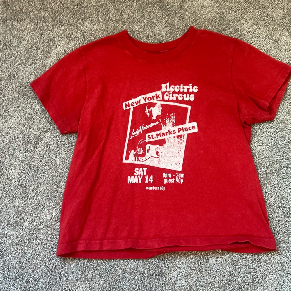 JOHN GALT/BRANDY MELVILLE ONE SIZE FITS ALL (XS-LARGE) RED GRAPHIC CROPPED SHIRT